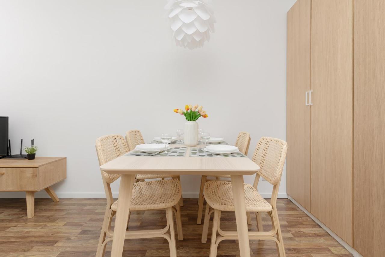 Stacja Wola Apartments With Parking By Noclegi Renters Varsovia Exterior foto