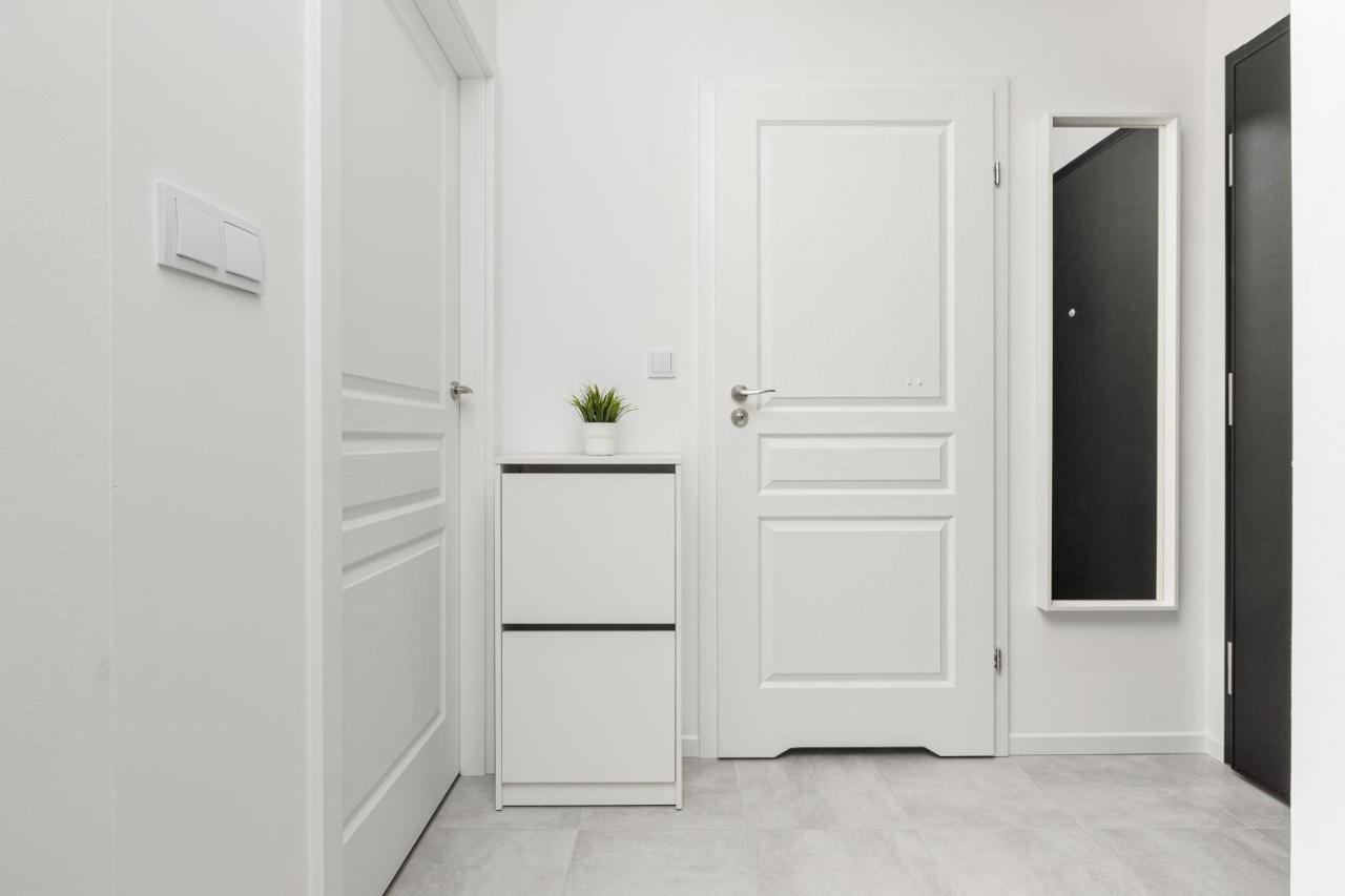 Stacja Wola Apartments With Parking By Noclegi Renters Varsovia Exterior foto